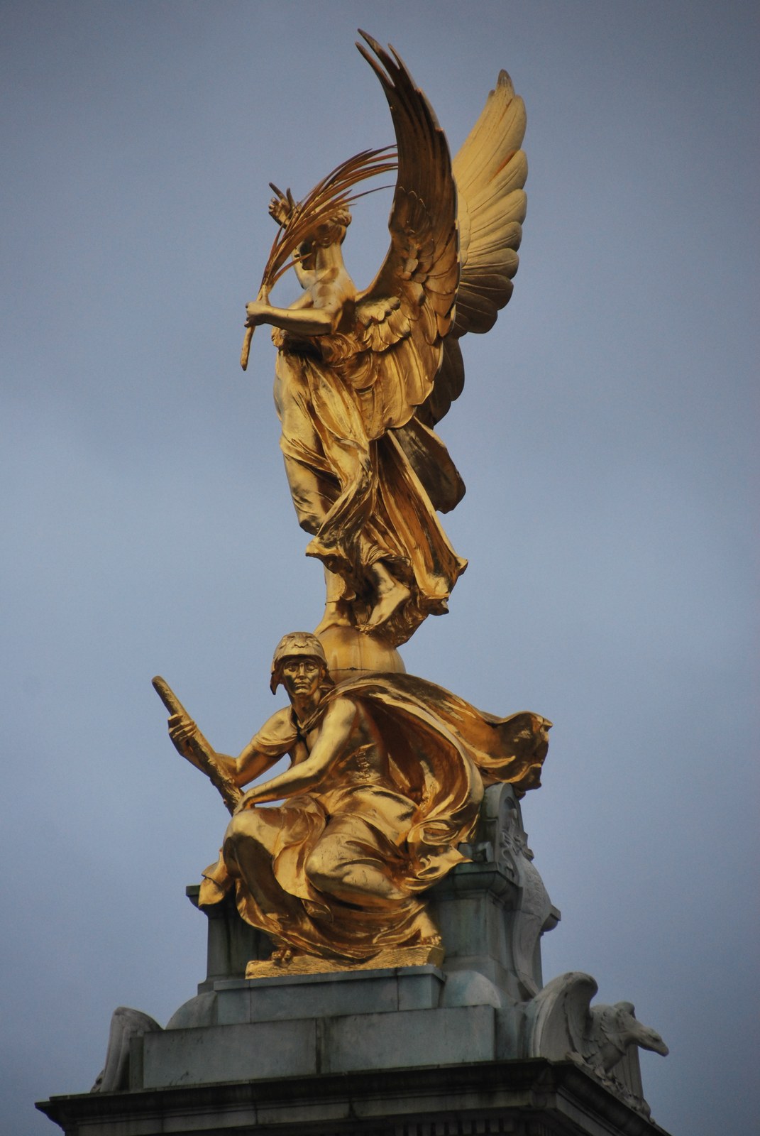 Estatua dorada de la Victoria coronando el Victoria Memorial frente a Buckingham Palace