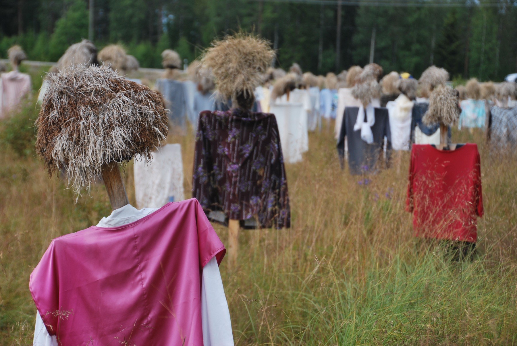 Más de mil figuras vestidas con prendas de finlandeses anónimos en el campo de Käpylä