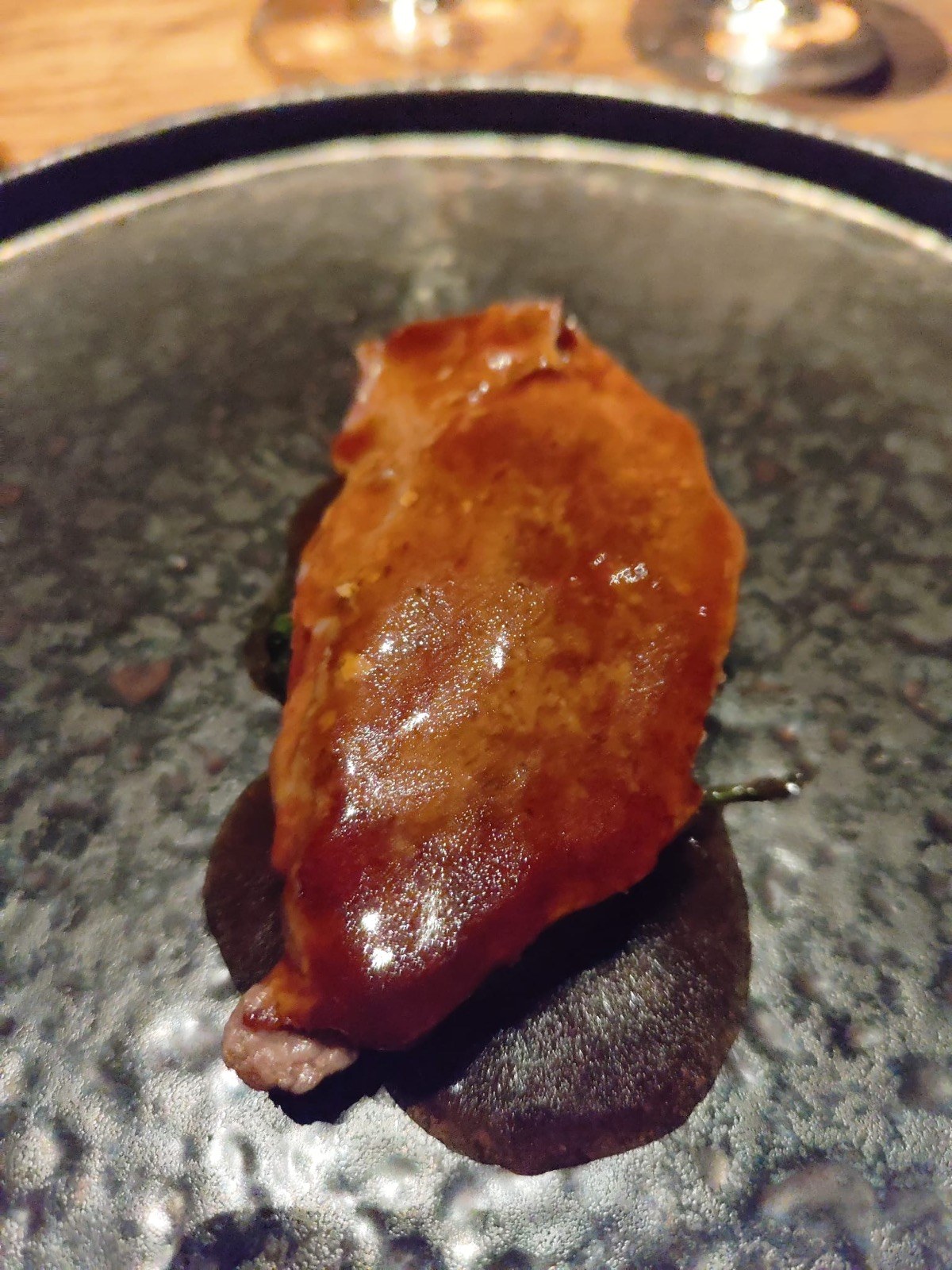 Pichón asado con manzana y reducción