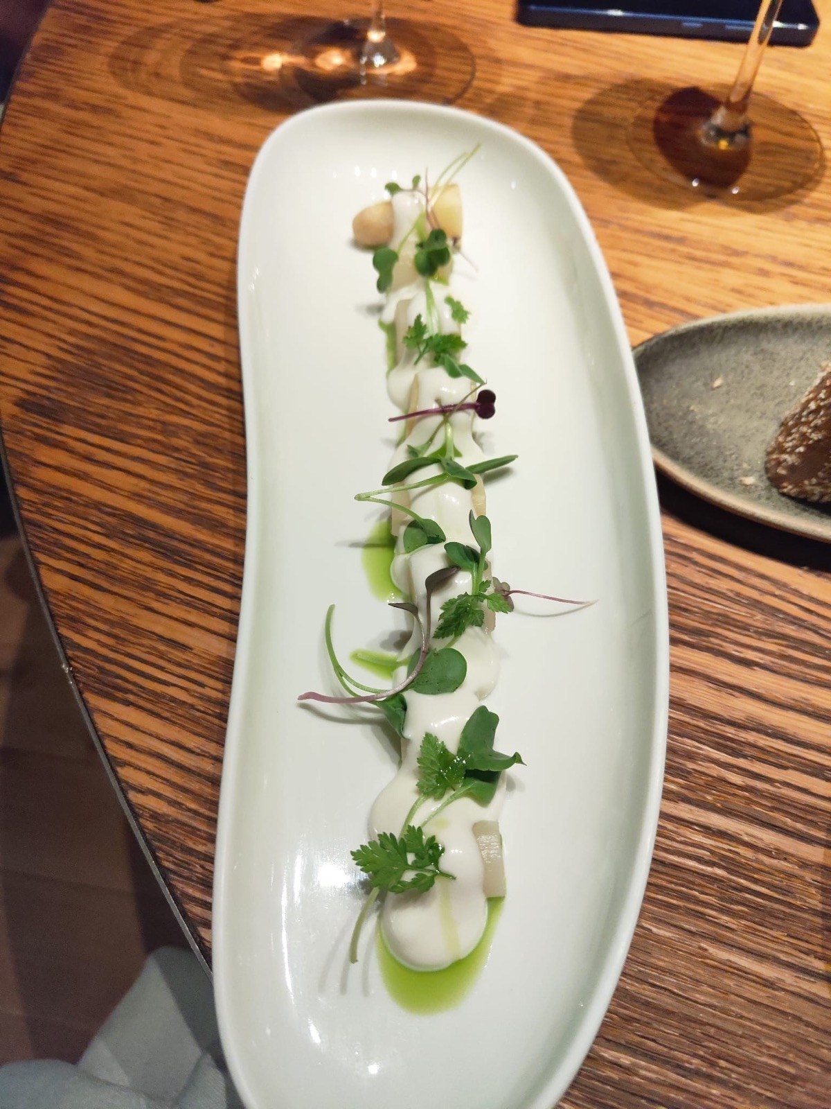 Vieira cruda con yogur, hierbas y aceite verde