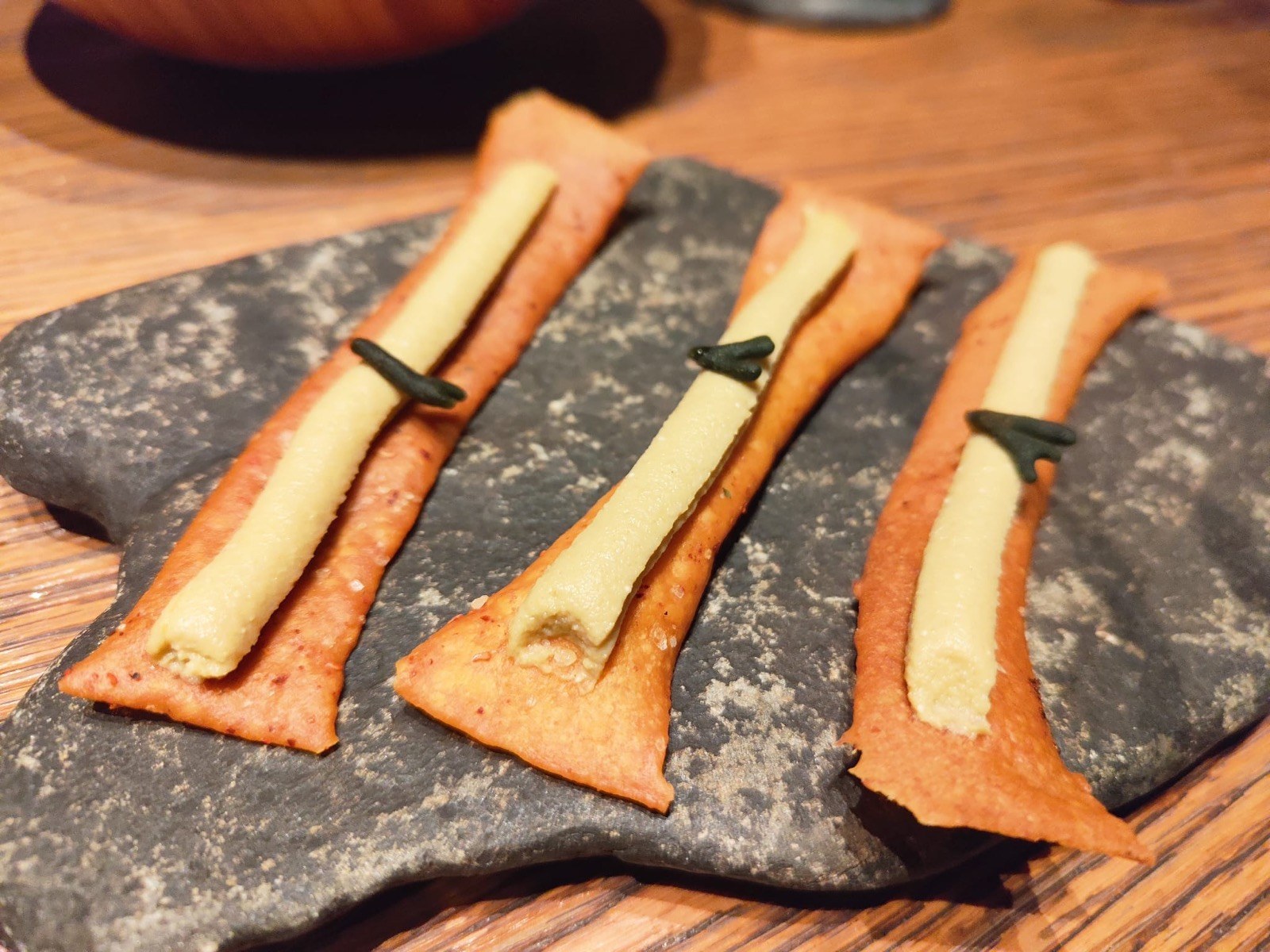 Snack crujiente con paté de almendra y alga