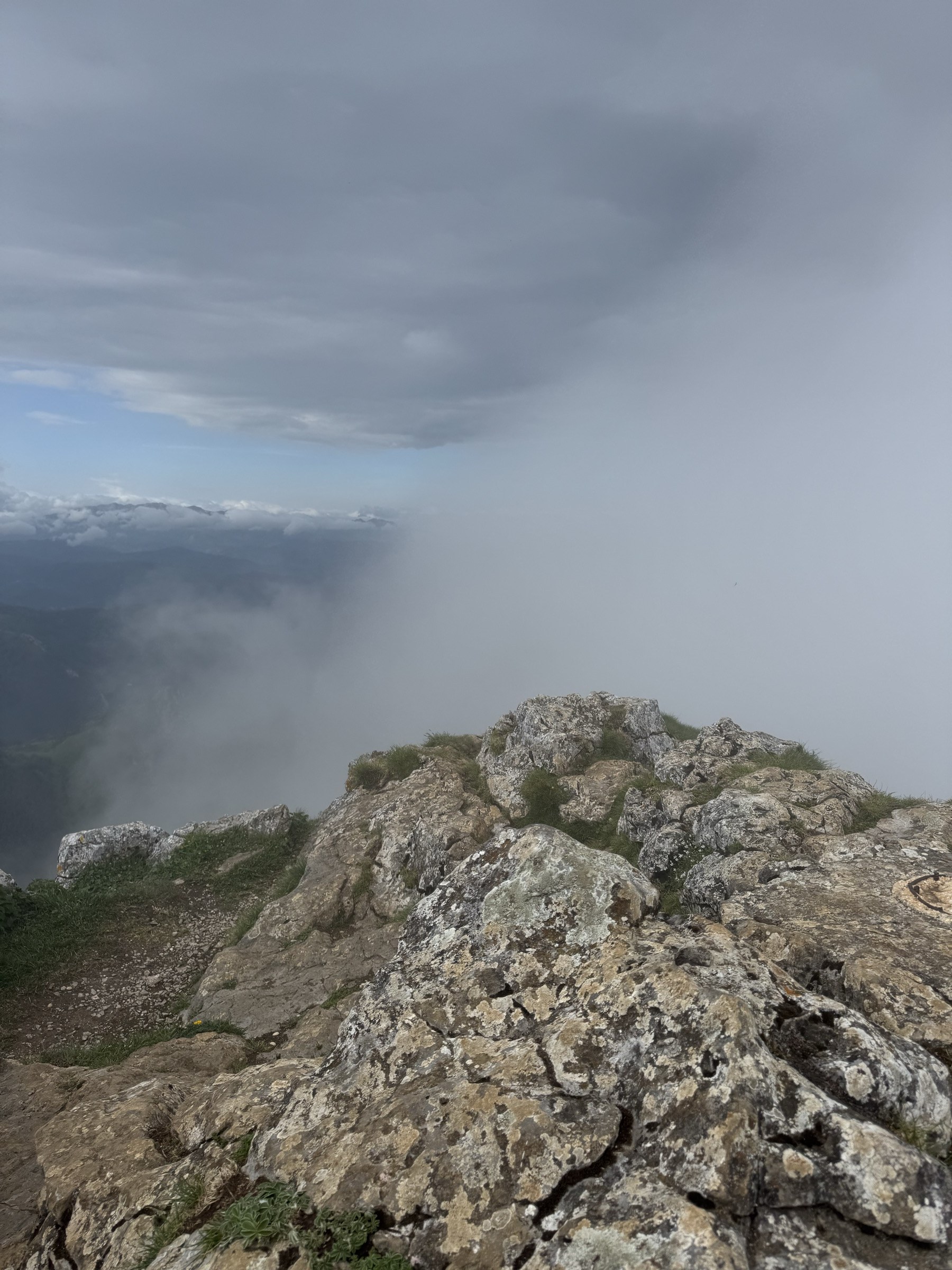 Niebla densa envolviendo la cara este caliza del Txindoki desde la cumbre