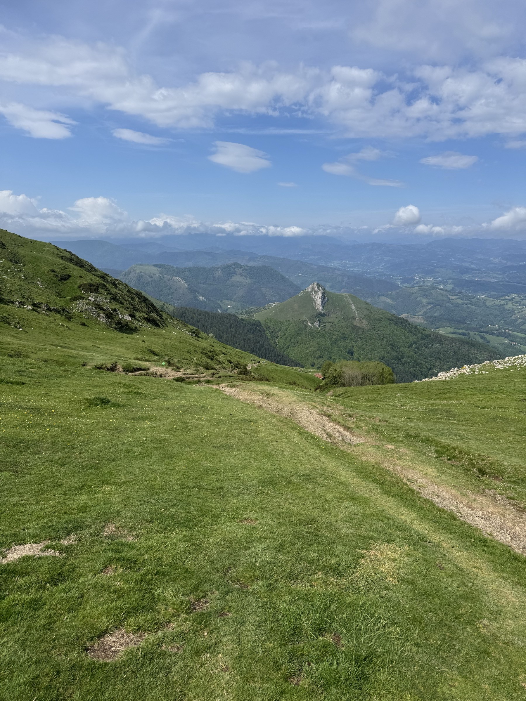 Vista panorámica del valle verde de Tolosaldea desde la cumbre del Txindoki