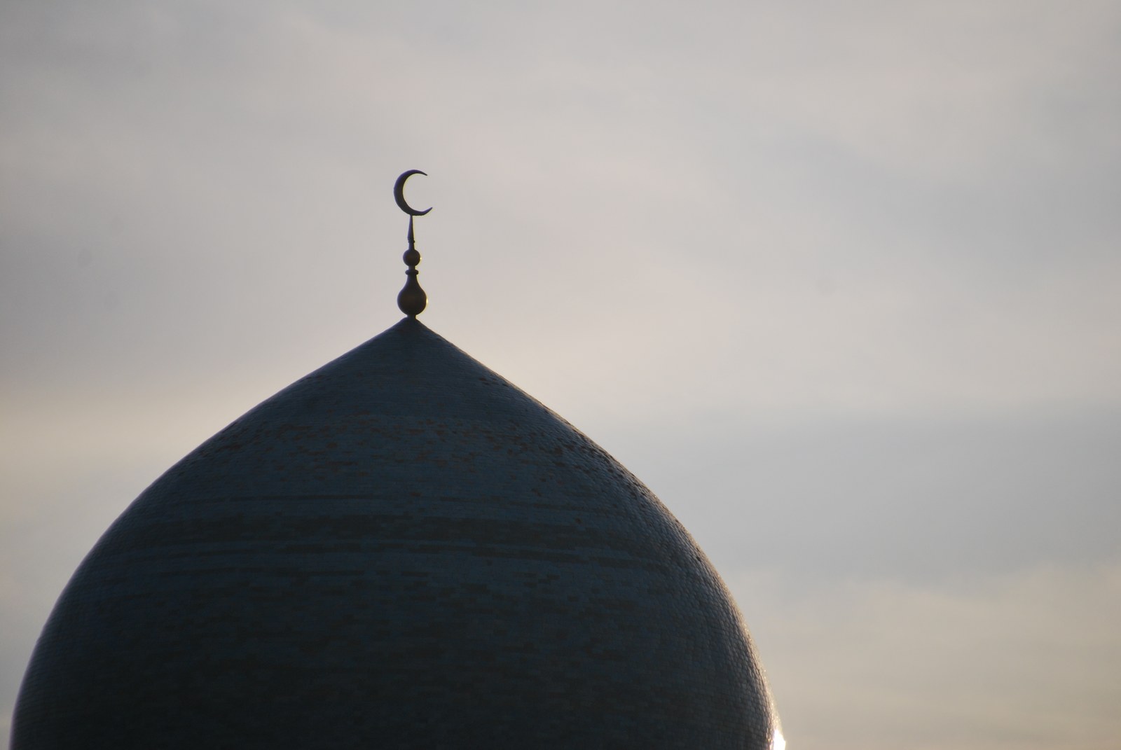 Silueta de cúpula azul de mezquita en Bujará con luna creciente
