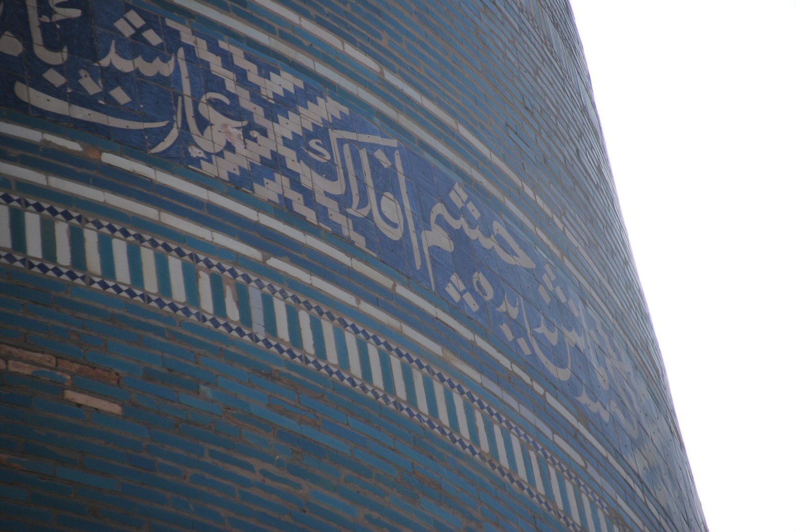 Minarete Kalta Minor con azulejos turquesa en Jiva, Itchan Kala