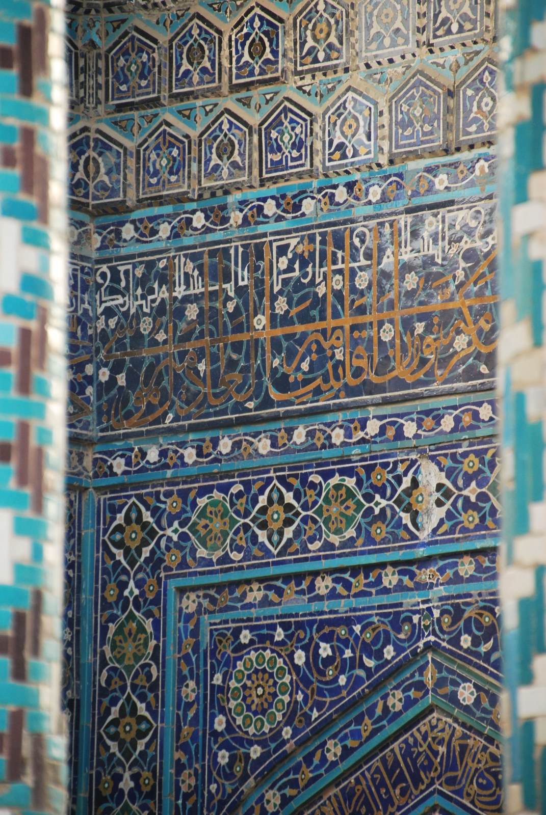 Detalle de azulejería con caligrafía árabe en Shah-i-Zinda, Samarkanda