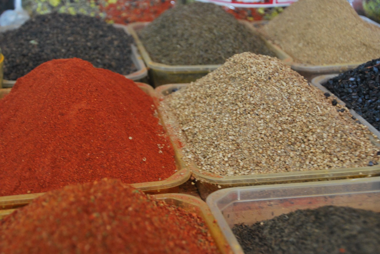 Pirámides de especias rojas y amarillas en el bazar Chorsu de Taskent