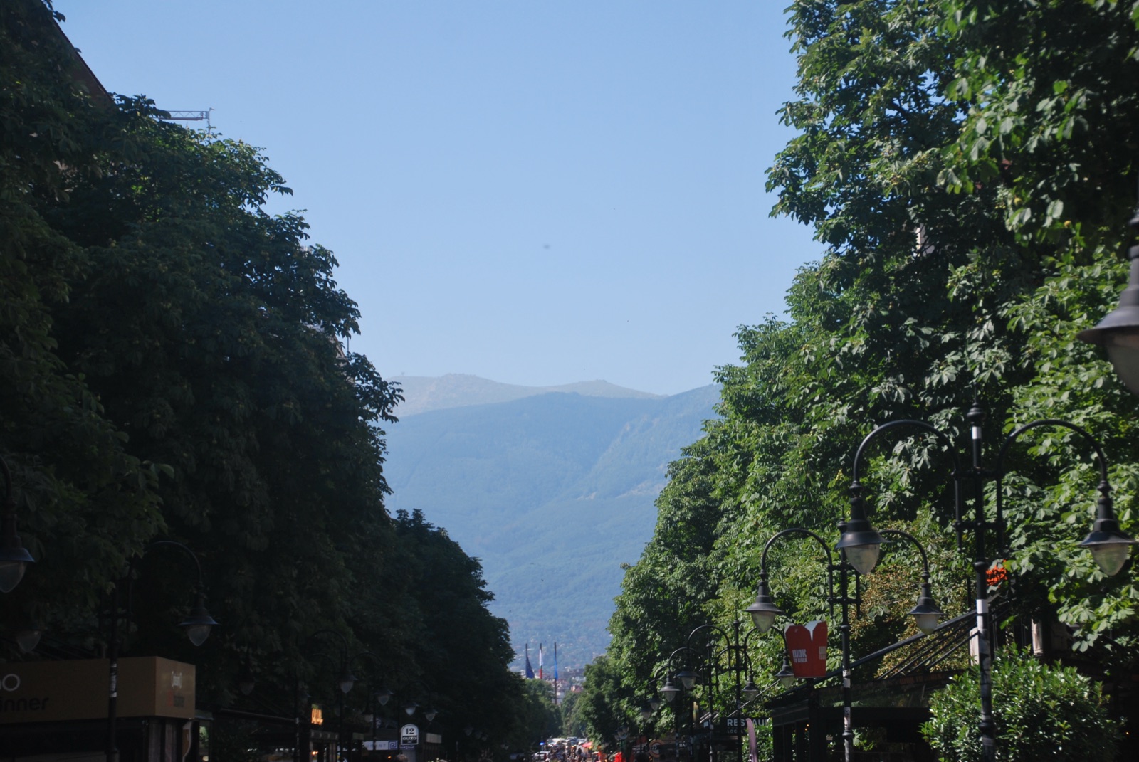 Bulevar Vitosha de Sofía con el monte Vitosha cerrando la perspectiva al fondo