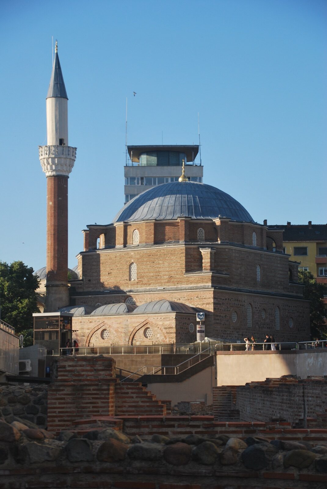 Mezquita Banya Bashi con su minarete sobre las ruinas romanas de Serdica en primer término