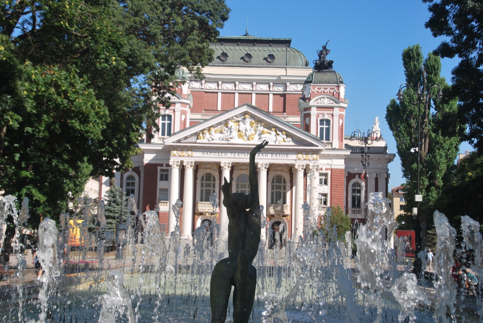 Teatro Nacional Ivan Vazov de Sofía desde el Jardín de la Ciudad, con los chorros de la fuente en primer plano