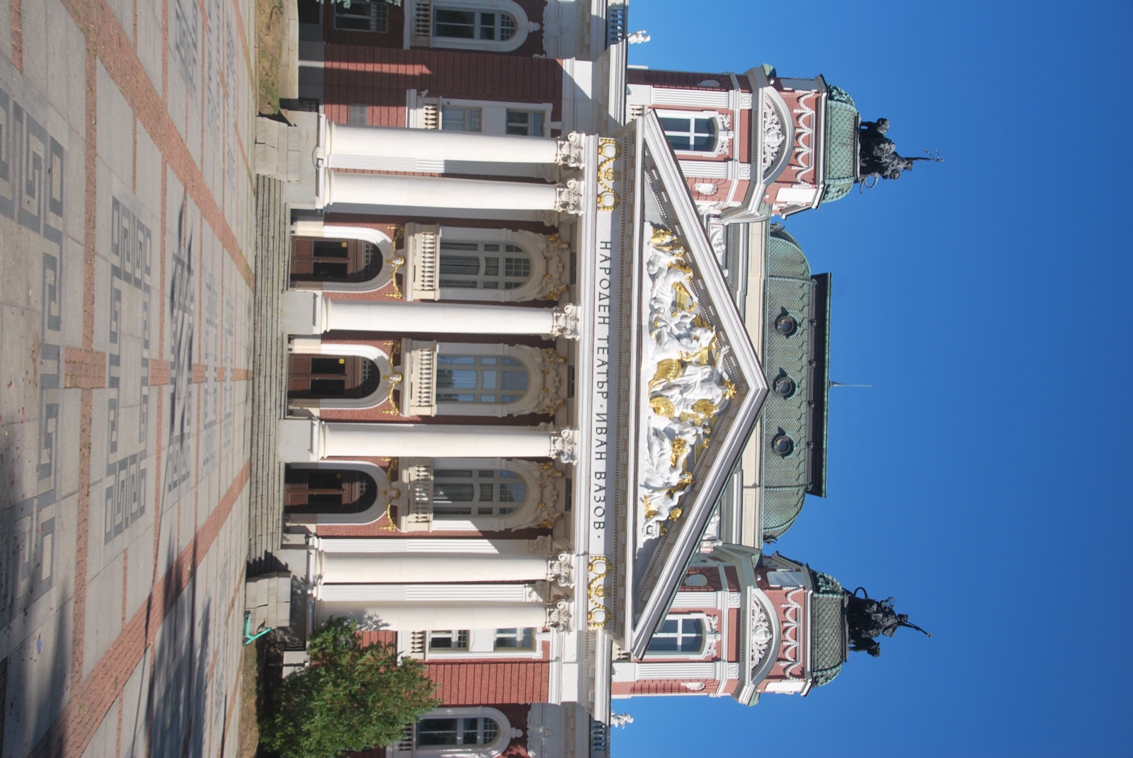 Pórtico neoclásico del Teatro Ivan Vazov: seis columnas blancas y frontón con Apolo y las musas en dorado