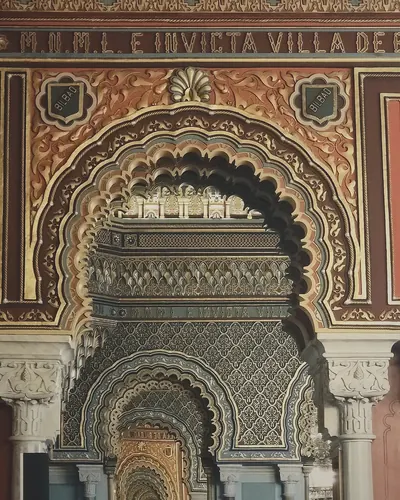 Arcos con ornamentos de estilo árabe en un salón