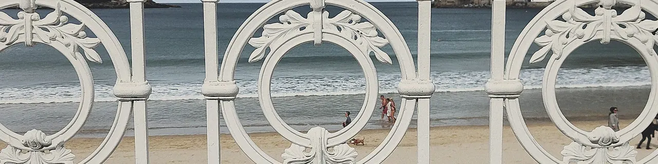 Barandilla blanca ornamentada frente a la playa de La Concha, en Donostia